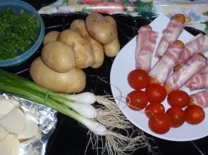 Würstchen im Speckmantel mit Bratkartoffeln und Grilltomaten - Rezept - Bild Nr. 2