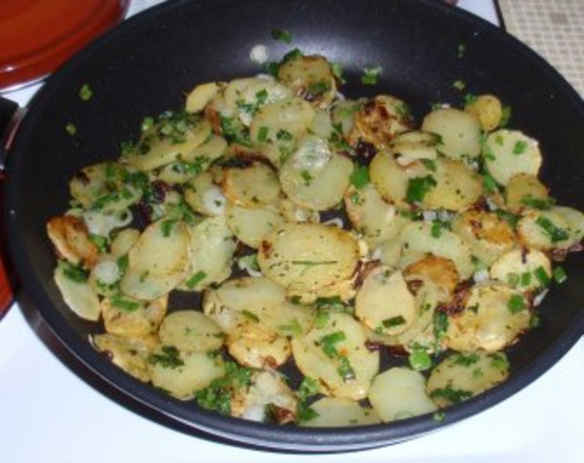 Würstchen im Speckmantel mit Bratkartoffeln und Grilltomaten - Rezept - Bild Nr. 3
