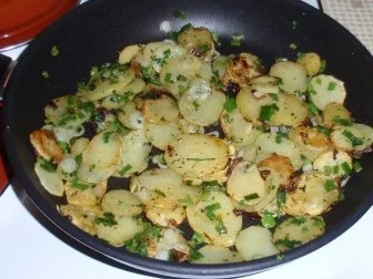 Würstchen im Speckmantel mit Bratkartoffeln und Grilltomaten - Rezept - Bild Nr. 3