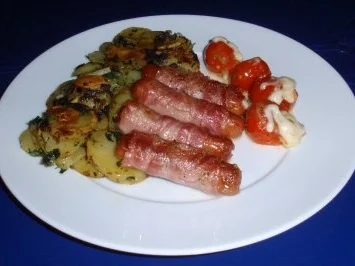 Würstchen im Speckmantel mit Bratkartoffeln und Grilltomaten - Rezept - Bild Nr. 5
