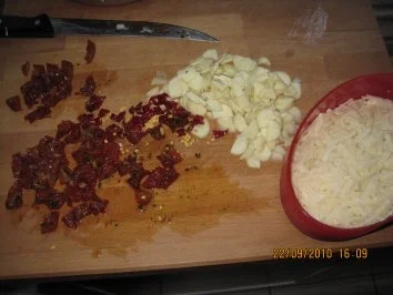 Spagetti Aglio e Olio mit Pinienkernen und getrockneten Tomaten - Rezept - Bild Nr. 3