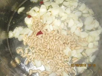 Spagetti Aglio e Olio mit Pinienkernen und getrockneten Tomaten - Rezept - Bild Nr. 4