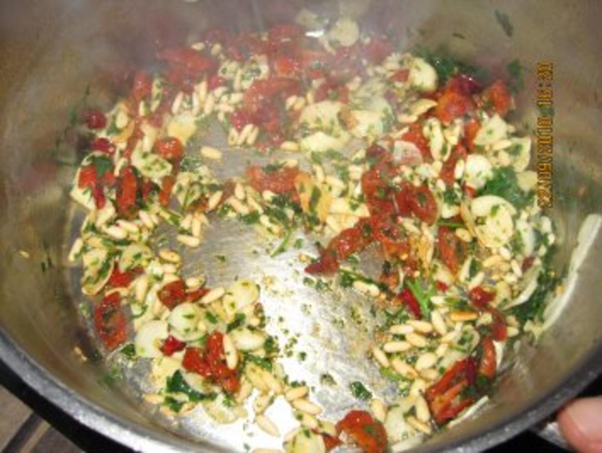 Spagetti Aglio e Olio mit Pinienkernen und getrockneten Tomaten - Rezept - Bild Nr. 5