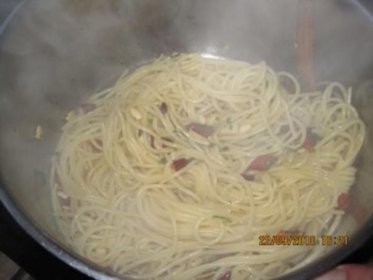 Spagetti Aglio e Olio mit Pinienkernen und getrockneten Tomaten - Rezept - Bild Nr. 6