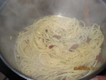 Spagetti Aglio e Olio mit Pinienkernen und getrockneten Tomaten - Rezept - Bild Nr. 6