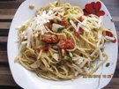 Spagetti Aglio e Olio mit Pinienkernen und getrockneten Tomaten - Rezept