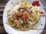 Spagetti Aglio e Olio mit Pinienkernen und getrockneten Tomaten - Rezept