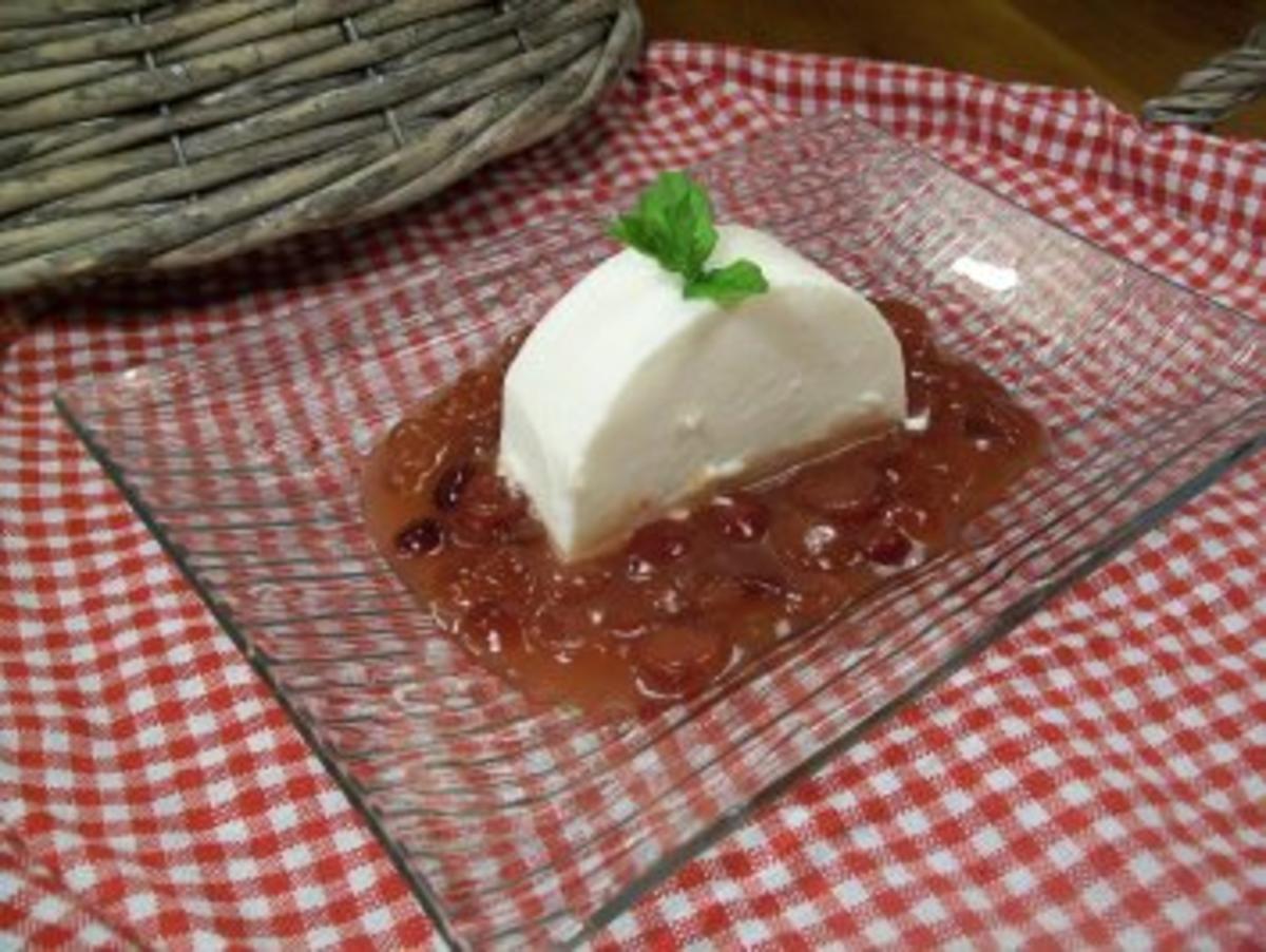 Bilder für Zitronen-Joghurt-Terrine auf Cranberrie-Grütze - Rezept