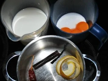 Gebrannte Katalanische Crème mit Chili und Zitronen-Tuiles - Rezept - Bild Nr. 2