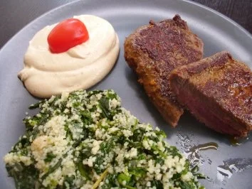 Rezept: Lammlachs mit Spinatkuskus und Sesamdip Lammlachs mit Spinatkuskus und Sesamdip - Rezept