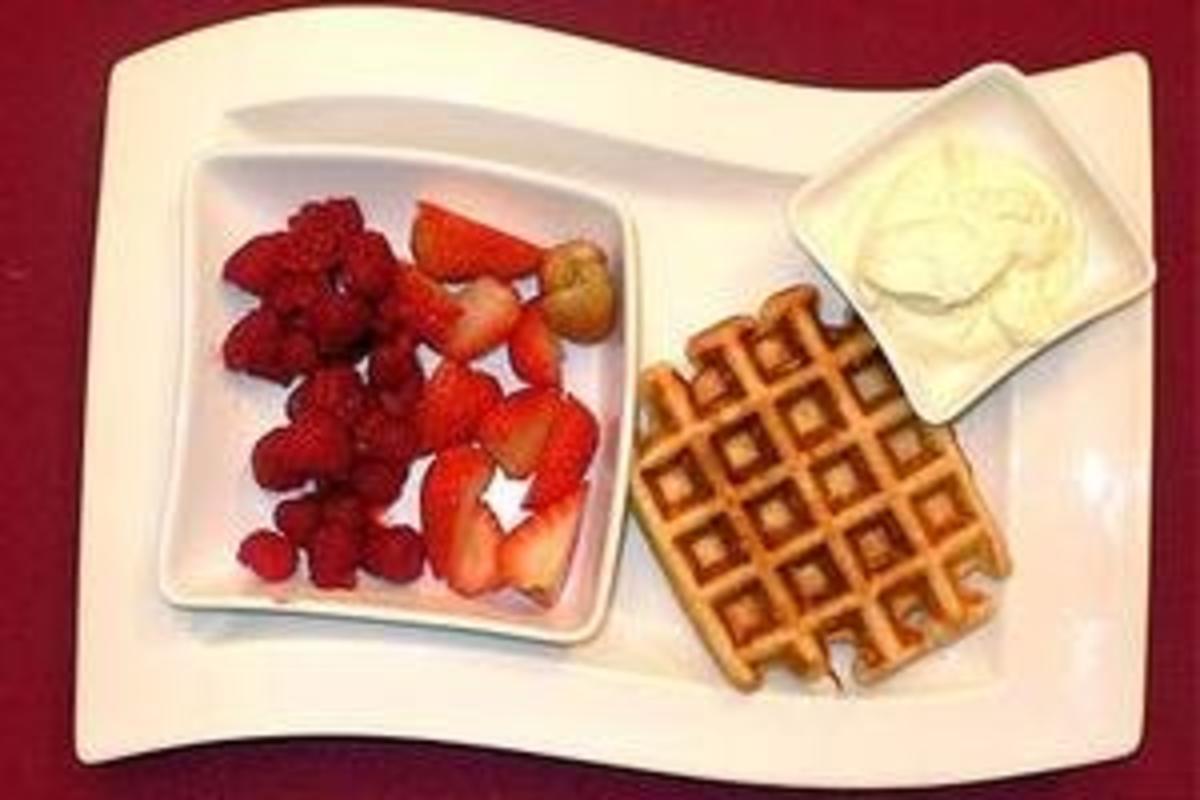 Waffeln mit Schlagsahne und frischen Früchten - Rezept - kochbar.de