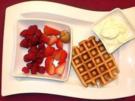 Waffeln mit Schlagsahne und frischen Früchten - Rezept
