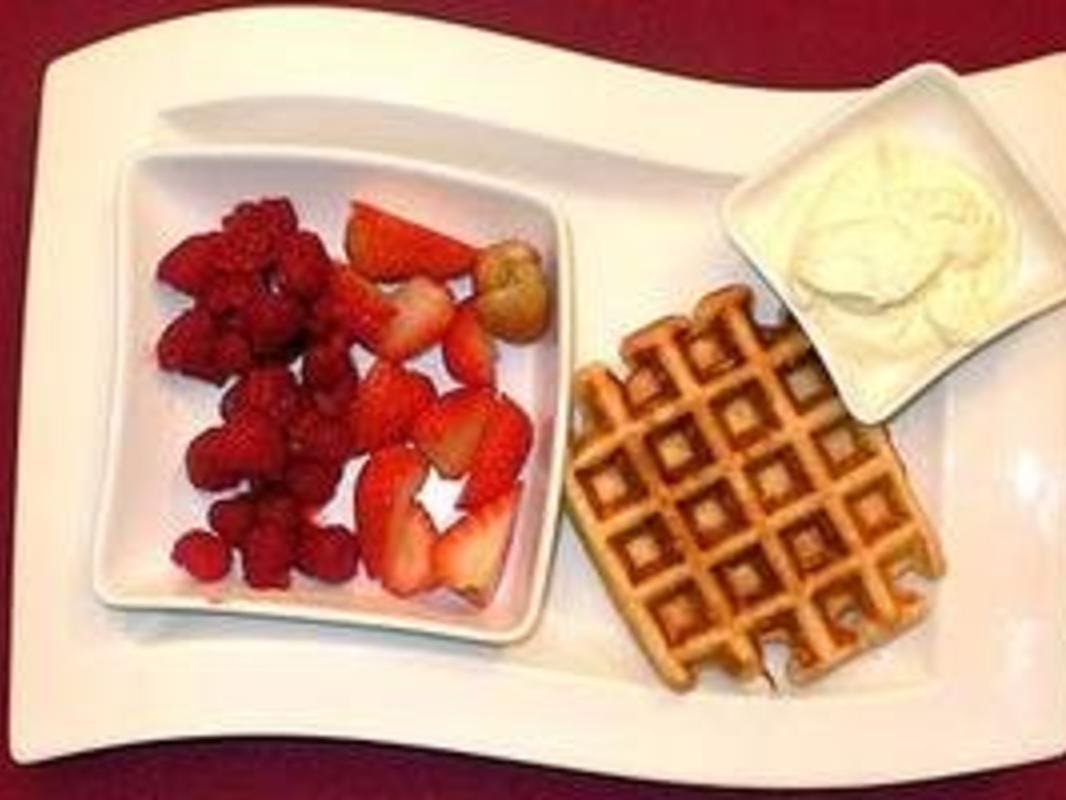 Waffeln mit Schlagsahne und frischen Früchten - einfach - von Das ...