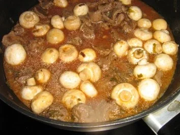 Rezept: Rindfleisch-Pilz-Schmortopf Bild Nr. 5 Rindfleisch-Pilz-Schmortopf - Rezept - Bild Nr. 5