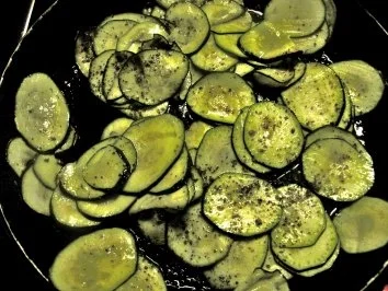 Mediterraner Brotsalat mit Gesellschaft - Rezept - Bild Nr. 6