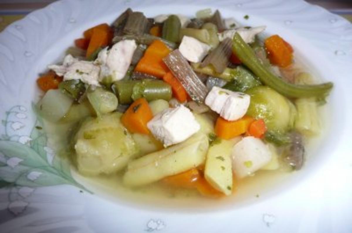 Suppe: Hühnersuppe mit frischem Gartengemüse - Rezept