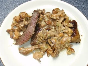 Rezept: Rindersteak mit Rahm-Pfifferlingen Rindersteak mit Rahm-Pfifferlingen - Rezept