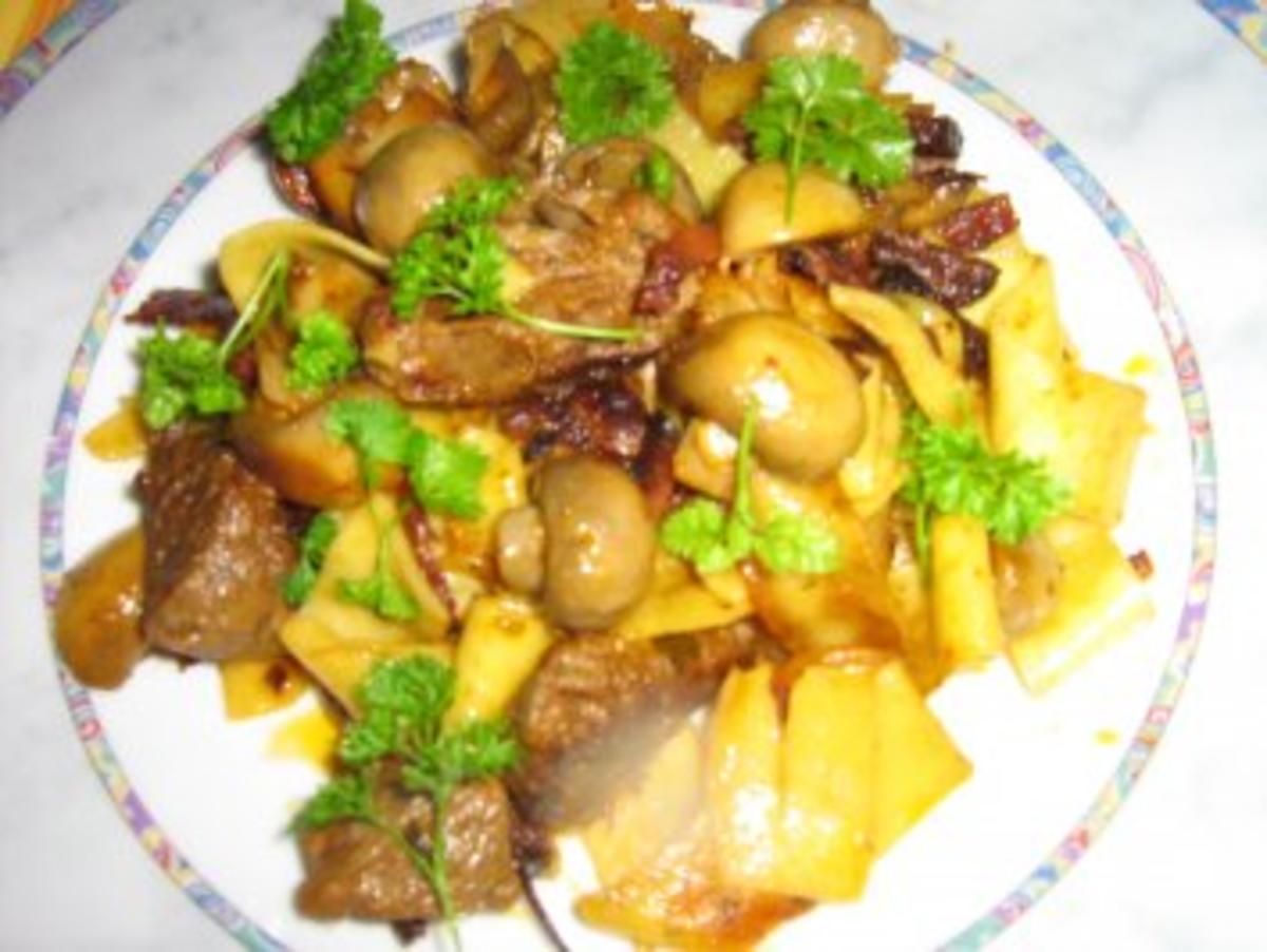 Gebratene Nudeln mit Champignons und Rindfleischstücken - Rezept ...
