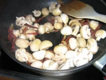 Rezept: Gebratene Nudeln mit Champignons und Rindfleischstücken Bild Nr. 2 Gebratene Nudeln mit Champignons und Rindfleischstücken - Rezept - Bild Nr. 2