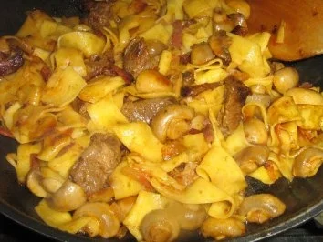 Rezept: Gebratene Nudeln mit Champignons und Rindfleischstücken Bild Nr. 3 Gebratene Nudeln mit Champignons und Rindfleischstücken - Rezept - Bild Nr. 3