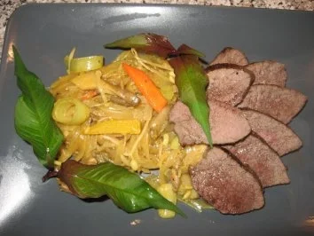 Rindersteak auf gelbem  Glasnudel-Gemüse-Curry - Rezept