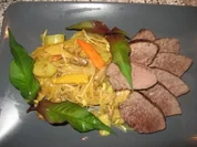 Rindersteak auf gelbem  Glasnudel-Gemüse-Curry - Rezept