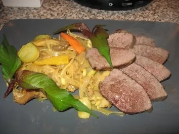 Rindersteak auf gelbem  Glasnudel-Gemüse-Curry - Rezept - Bild Nr. 3