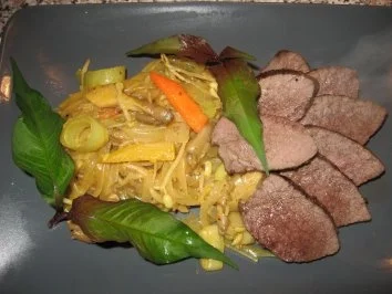Rindersteak auf gelbem  Glasnudel-Gemüse-Curry - Rezept - Bild Nr. 5