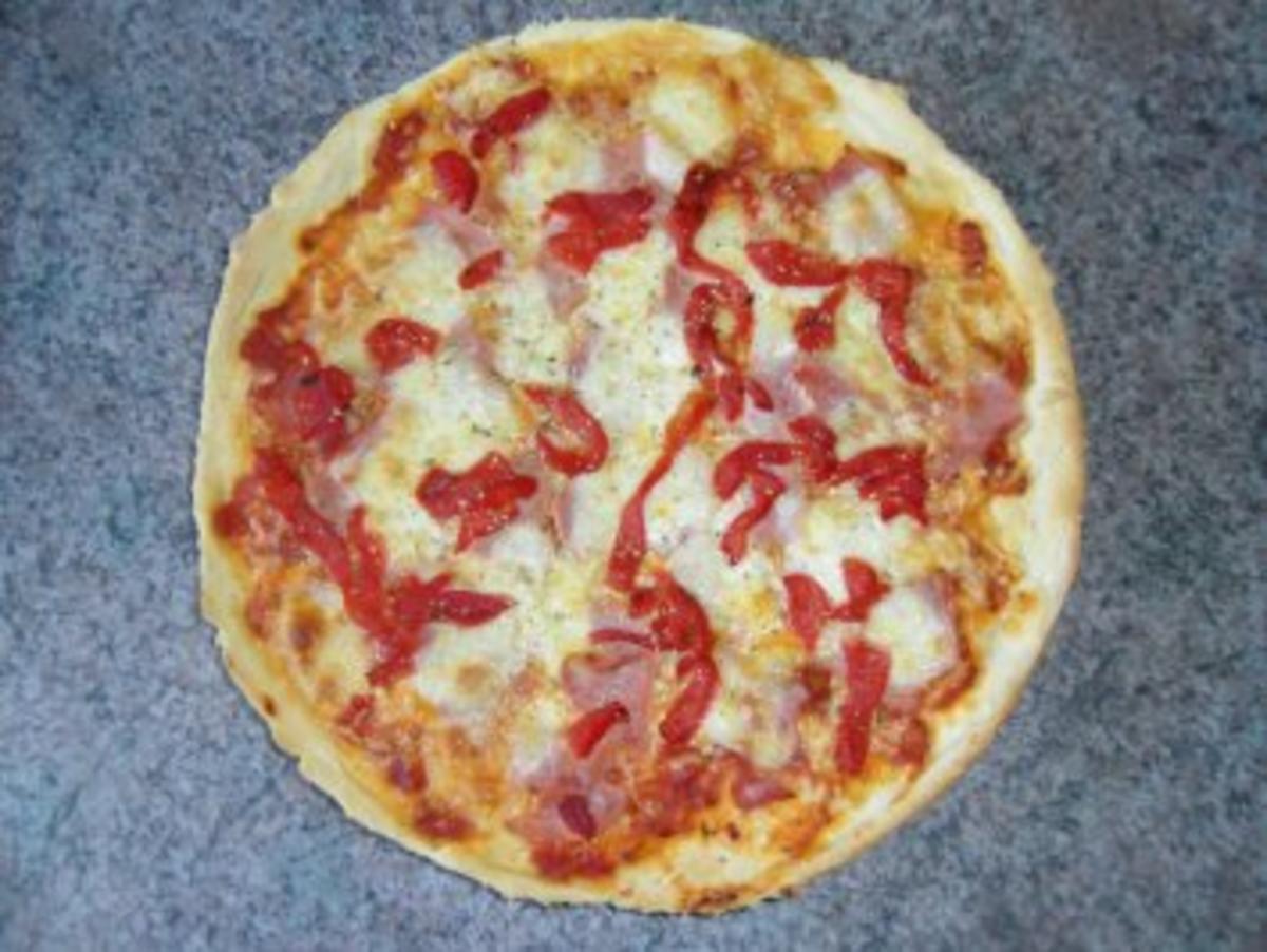 Pizza Prosciutto mit Mozzarella & Paprika - Rezept