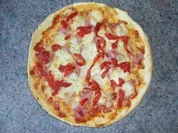 Pizza Prosciutto mit Mozzarella & Paprika - Rezept