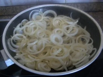 Rezept: Zwiebelsahnegeschnetzeltes Bild Nr. 3 Zwiebelsahnegeschnetzeltes - Rezept - Bild Nr. 3