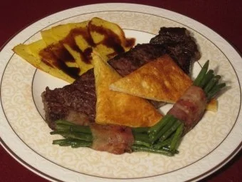 Kobe-Rind mit Kräuterparmesankruste auf Fächerkartoffeln und Bohnen - Rezept