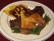 Kobe-Rind mit Kräuterparmesankruste auf Fächerkartoffeln und Bohnen - Rezept