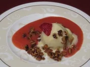 Vanilleeis auf Erdbeerspiegel mit süßen Arme-Ritter-Streuseln - Rezept