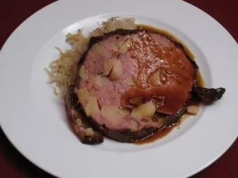 Gartroper Saumagen auf Rieslingkraut mit Specksoße - Rezept