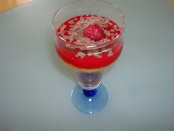 Dunkles Schokoladen Mousse mit Früchtepüree - Rezept