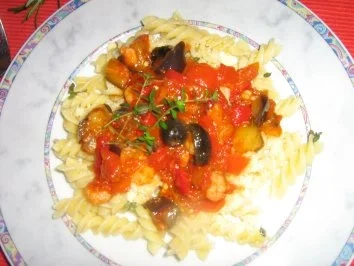 Mediteranes Gemüse mit Schrimps auf Fusilli - Rezept
