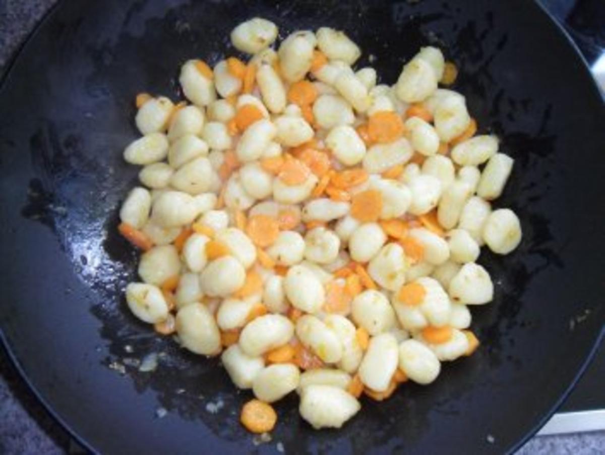 Gnocchi mit Karotten in Erdnuss-Sauce - Rezept - Bild Nr. 7