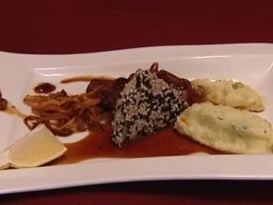 Wasabi-Kartoffelpüree mit Thunfisch in Sesamkruste und Gemüsechips (Janina Uhse) - Rezept