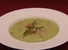 Erbsensuppe mit gerösteten Pinienkernen und Lachs-Meerrettich-Röllchen (Raphael Schneider) - Rezept