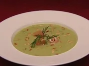 Erbsensuppe mit gerösteten Pinienkernen und Lachs-Meerrettich-Röllchen (Raphael Schneider) - Rezept