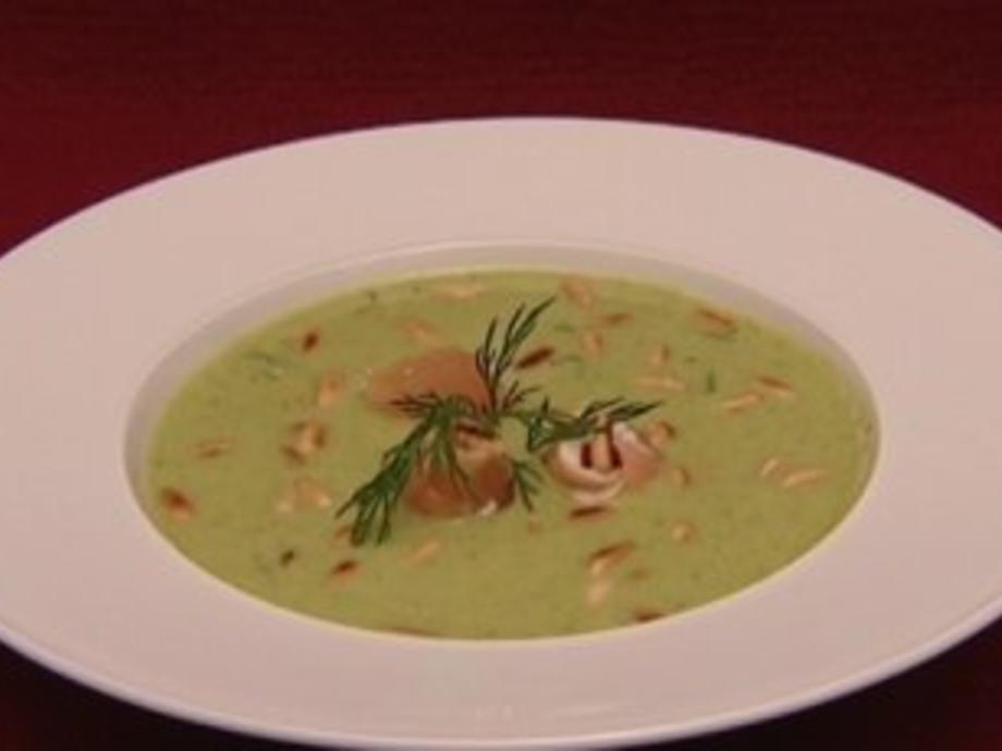 Erbsensuppe mit gerösteten Pinienkernen und Lachs Meerrettich Röllchen ...