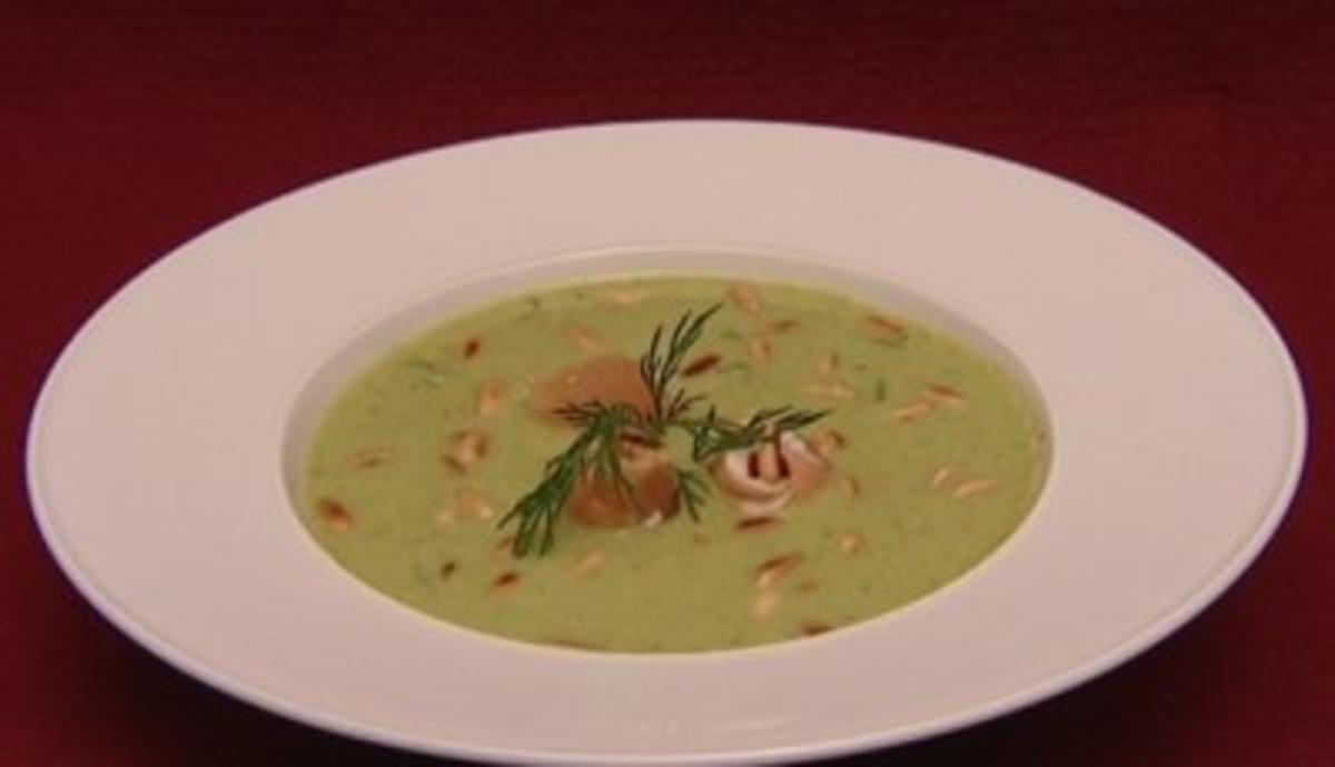 Bilder für Erbsensuppe mit gerösteten Pinienkernen und Lachs-Meerrettich-Röllchen (Raphael Schneider) - Rezept