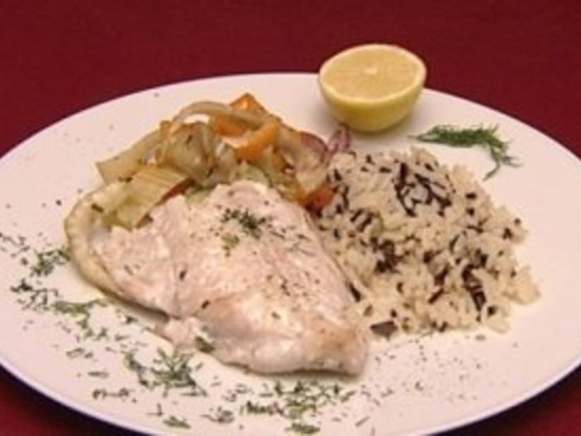 Fischfilet auf Gemüse in leichter Kräuter-Sahnesoße, dazu Reis (Raphael ...