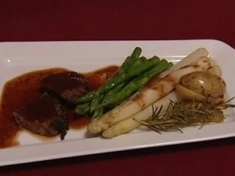 Rezept: Rinderbug in Rotweinsoße eingelegt, mit Spargel und Rosmarinkartoffeln (Anne Menden) Rinderbug in Rotweinsoße eingelegt, mit Spargel und Rosmarinkartoffeln (Anne Menden) - Rezept