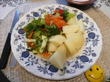 Fleischlose Küche : Gedünstetes Gemüse an Salzkartoffeln mit Bechamelsoße - Rezept