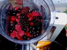 Rezept: Beeriges Eis auf Beerenkompott Bild Nr. 3 Beeriges Eis auf Beerenkompott - Rezept - Bild Nr. 3