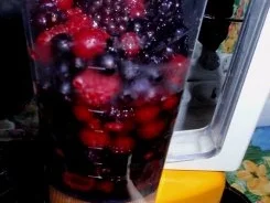 Rezept: Beeriges Eis auf Beerenkompott Bild Nr. 5 Beeriges Eis auf Beerenkompott - Rezept - Bild Nr. 5