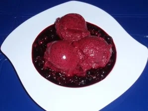 Rezept: Beeriges Eis auf Beerenkompott Bild Nr. 12 Beeriges Eis auf Beerenkompott - Rezept - Bild Nr. 12