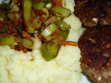 Rezept: Frikadellen mit Möhren-Lauch-Gemüse im Kartoffelnest Frikadellen mit Möhren-Lauch-Gemüse im Kartoffelnest - Rezept